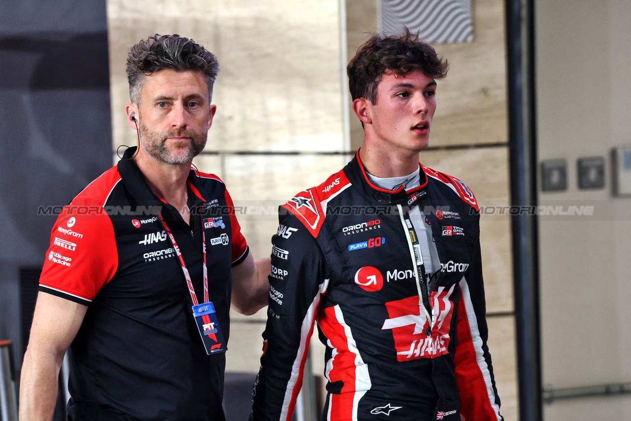 GP QATAR, (L to R): Martin Poole (GBR) Haas F1 Team Personal Trainer with Oliver Bearman (GBR) Haas F1 Team.

28.11.2025 Formula 1 World Championship, Rd 23, Qatar Grand Prix, Doha, Qatar, Sprint Qualifiche Day.

- www.xpbimages.com, EMail: requests@xpbimages.com © Copyright: Batchelor / XPB Images