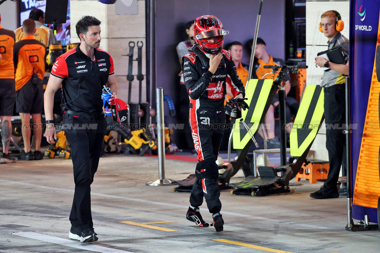GP QATAR, Esteban Ocon (FRA) Haas F1 Team.
28.11.2025 Formula 1 World Championship, Rd 23, Qatar Grand Prix, Doha, Qatar, Sprint Qualifiche Day.
- www.xpbimages.com, EMail: requests@xpbimages.com © Copyright: Batchelor / XPB Images