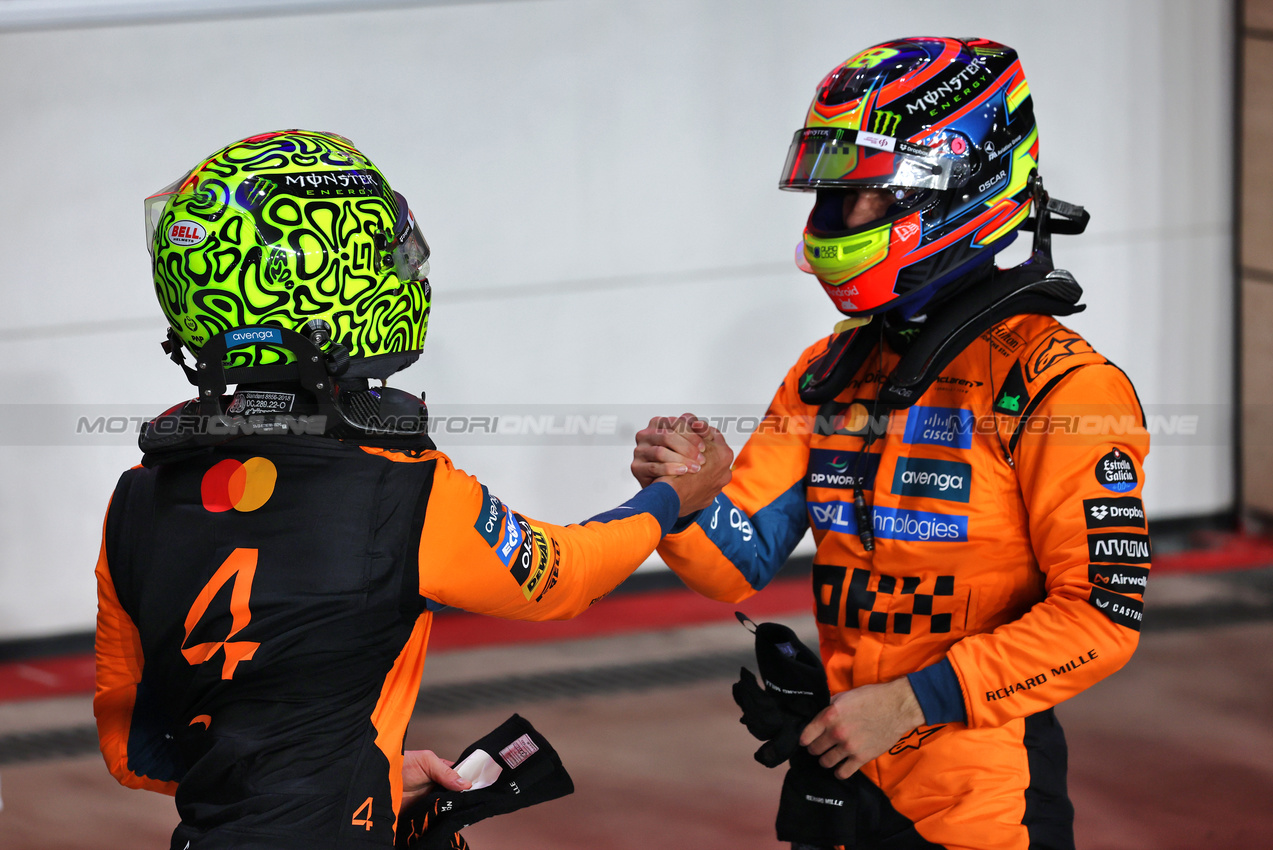 GP QATAR, (L to R): Third placed Lando Norris (GBR) McLaren in Sprint qualifying parc ferme with pole sitter Oscar Piastri (AUS) McLaren.

28.11.2025 Formula 1 World Championship, Rd 23, Qatar Grand Prix, Doha, Qatar, Sprint Qualifiche Day.

- www.xpbimages.com, EMail: requests@xpbimages.com © Copyright: Batchelor / XPB Images