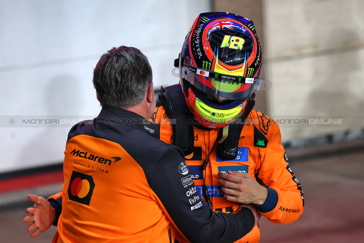 GP QATAR, (L to R): Zak Brown (USA) McLaren Executive Director celebrates in Sprint qualifying parc ferme with pole sitter Oscar Piastri (AUS) McLaren.

28.11.2025 Formula 1 World Championship, Rd 23, Qatar Grand Prix, Doha, Qatar, Sprint Qualifiche Day.

- www.xpbimages.com, EMail: requests@xpbimages.com © Copyright: Batchelor / XPB Images