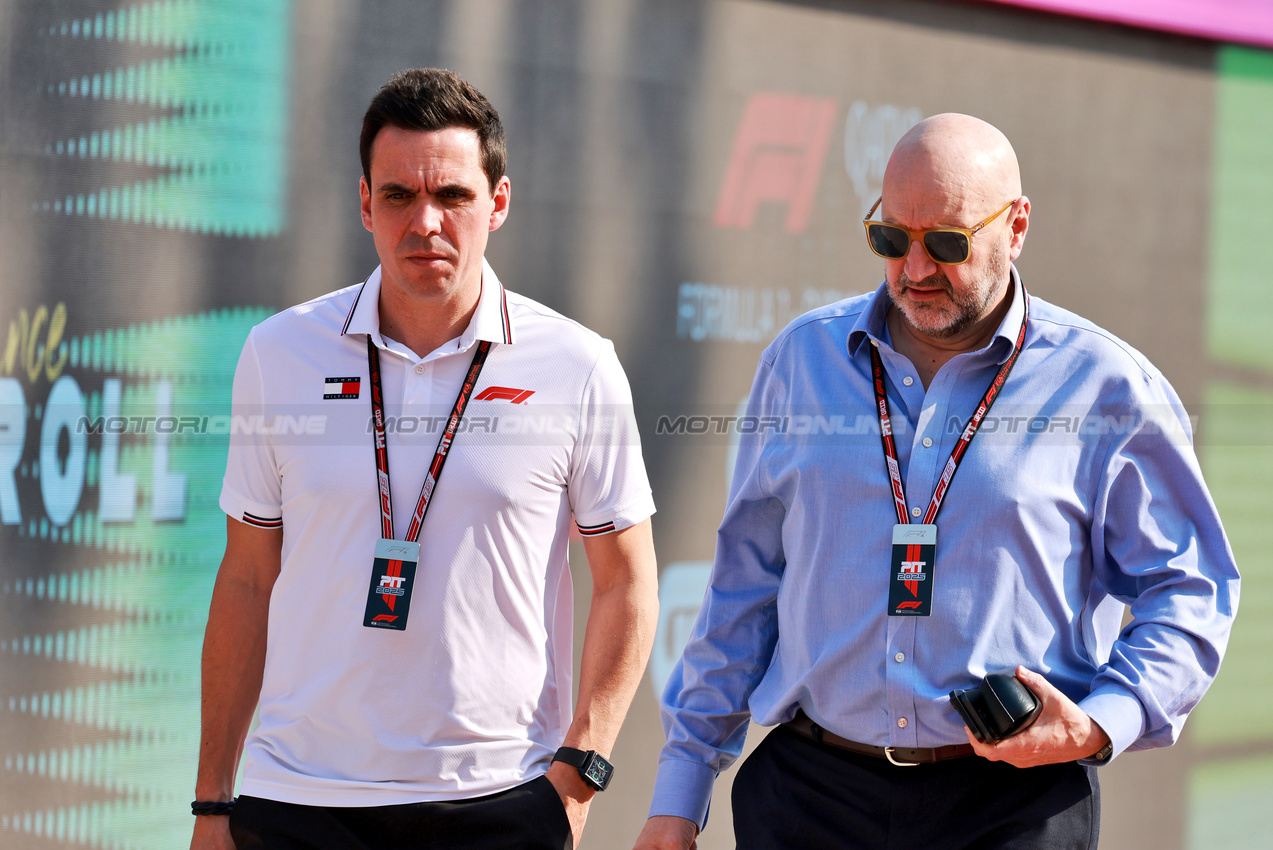 GP QATAR, (L to R): Liam Parker (GBR) F1 Director of Communications e Corporate Relations with Tim Bampton (GBR).
28.11.2025 Formula 1 World Championship, Rd 23, Qatar Grand Prix, Doha, Qatar, Sprint Qualifiche Day.
- www.xpbimages.com, EMail: requests@xpbimages.com © Copyright: Moy / XPB Images
