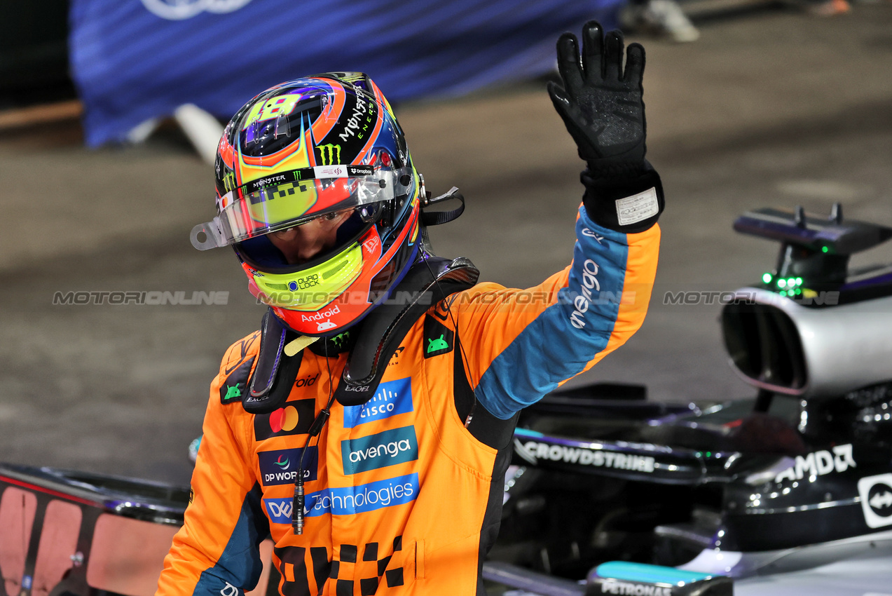 GP QATAR, Oscar Piastri (AUS) McLaren celebrates his pole position in Sprint qualifying parc ferme.

28.11.2025 Formula 1 World Championship, Rd 23, Qatar Grand Prix, Doha, Qatar, Sprint Qualifiche Day.

- www.xpbimages.com, EMail: requests@xpbimages.com © Copyright: Batchelor / XPB Images
