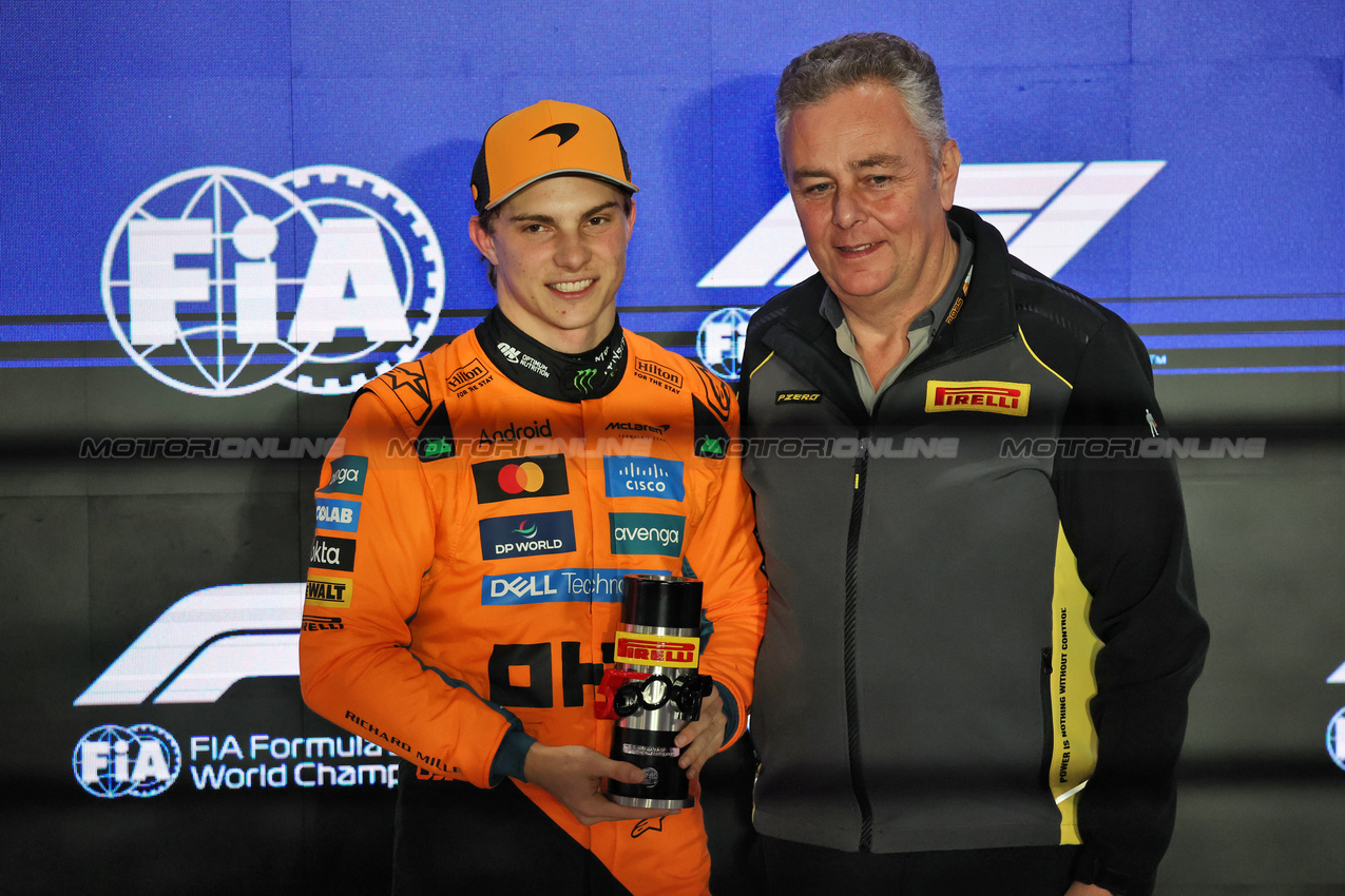 GP QATAR, (L to R): Oscar Piastri (AUS) McLaren receives the Pirelli Pole Position Award from Mario Isola (ITA) Pirelli Racing Manager in Sprint qualifying parc ferme.

28.11.2025 Formula 1 World Championship, Rd 23, Qatar Grand Prix, Doha, Qatar, Sprint Qualifiche Day.

- www.xpbimages.com, EMail: requests@xpbimages.com © Copyright: Batchelor / XPB Images