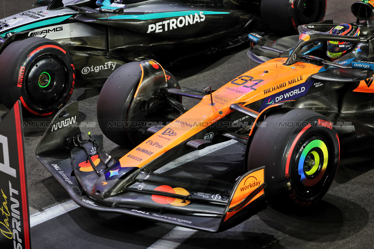 GP QATAR, Oscar Piastri (AUS) McLaren MCL39 in Sprint qualifying parc ferme.
28.11.2025 Formula 1 World Championship, Rd 23, Qatar Grand Prix, Doha, Qatar, Sprint Qualifiche Day.
- www.xpbimages.com, EMail: requests@xpbimages.com © Copyright: Batchelor / XPB Images