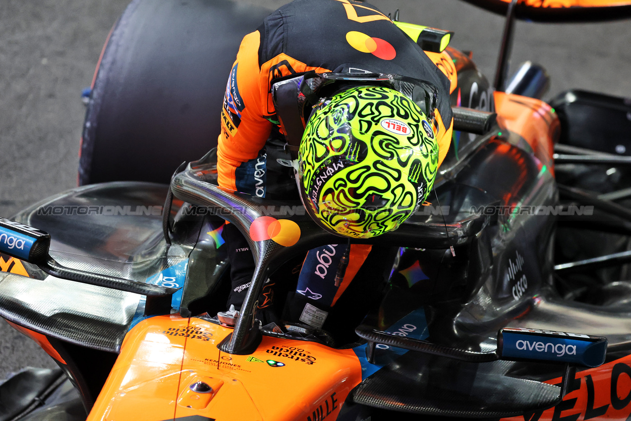 GP QATAR, Lando Norris (GBR) McLaren MCL39 in Sprint qualifying parc ferme.
28.11.2025 Formula 1 World Championship, Rd 23, Qatar Grand Prix, Doha, Qatar, Sprint Qualifiche Day.
- www.xpbimages.com, EMail: requests@xpbimages.com © Copyright: Batchelor / XPB Images