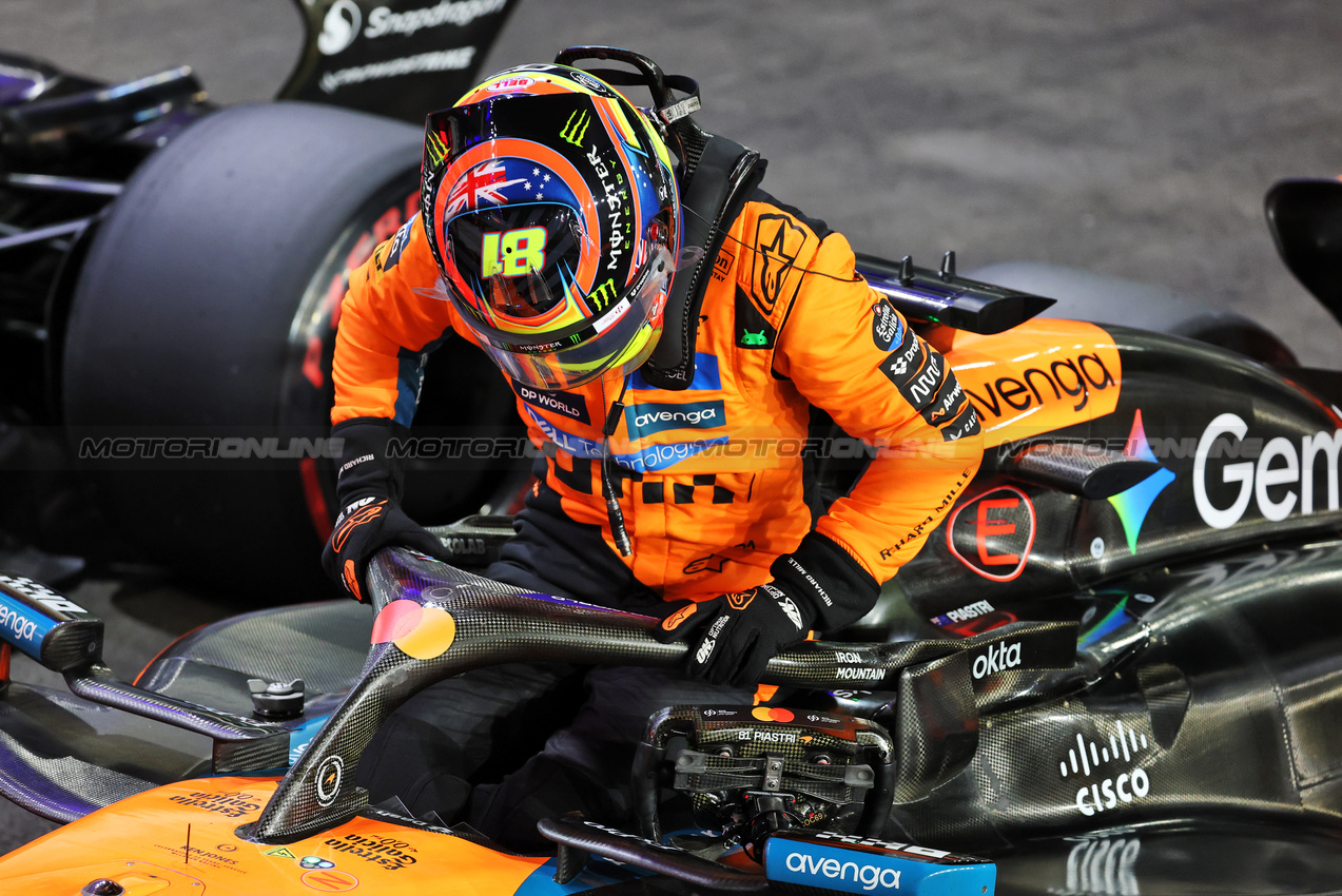 GP QATAR, Oscar Piastri (AUS) McLaren MCL39 in Sprint qualifying parc ferme.

28.11.2025 Formula 1 World Championship, Rd 23, Qatar Grand Prix, Doha, Qatar, Sprint Qualifiche Day.

- www.xpbimages.com, EMail: requests@xpbimages.com © Copyright: Batchelor / XPB Images