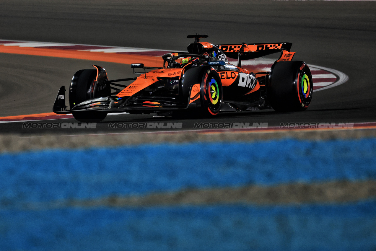 GP QATAR, Oscar Piastri (AUS) McLaren MCL39.
28.11.2025 Formula 1 World Championship, Rd 23, Qatar Grand Prix, Doha, Qatar, Sprint Qualifiche Day.
- www.xpbimages.com, EMail: requests@xpbimages.com © Copyright: Moy / XPB Images