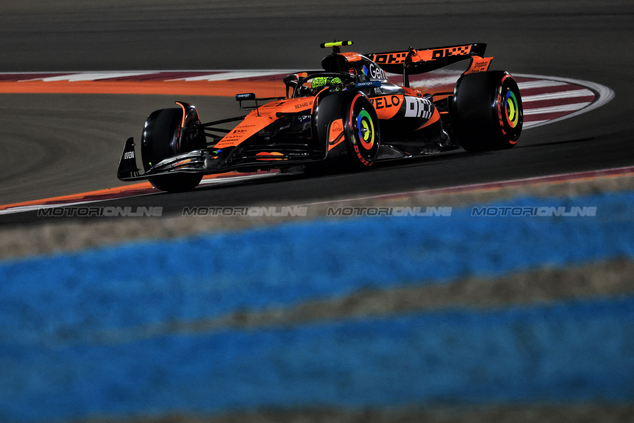 GP QATAR, Lando Norris (GBR) McLaren MCL39.

28.11.2025 Formula 1 World Championship, Rd 23, Qatar Grand Prix, Doha, Qatar, Sprint Qualifiche Day.

- www.xpbimages.com, EMail: requests@xpbimages.com © Copyright: Moy / XPB Images