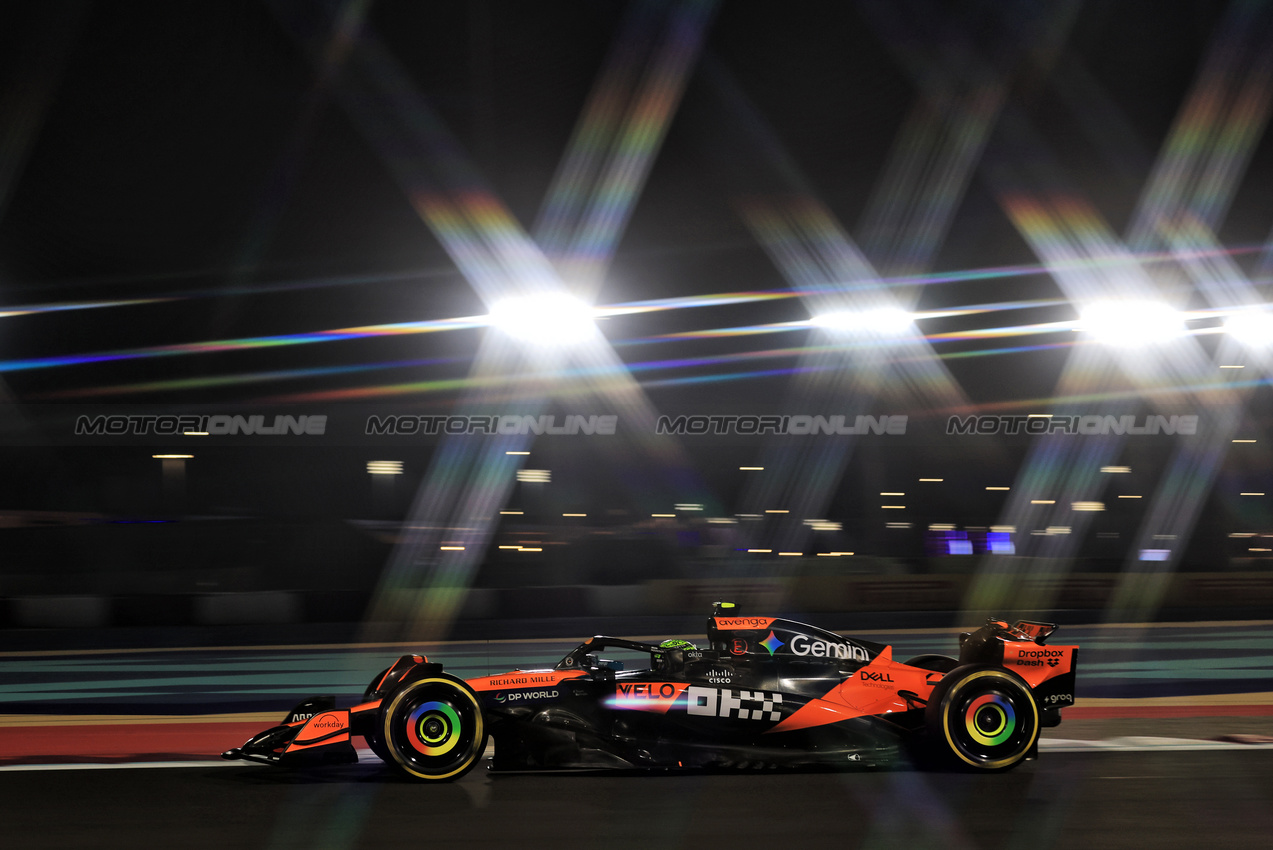 GP QATAR, Lando Norris (GBR) McLaren MCL39.

28.11.2025 Formula 1 World Championship, Rd 23, Qatar Grand Prix, Doha, Qatar, Sprint Qualifiche Day.

- www.xpbimages.com, EMail: requests@xpbimages.com © Copyright: Moy / XPB Images
