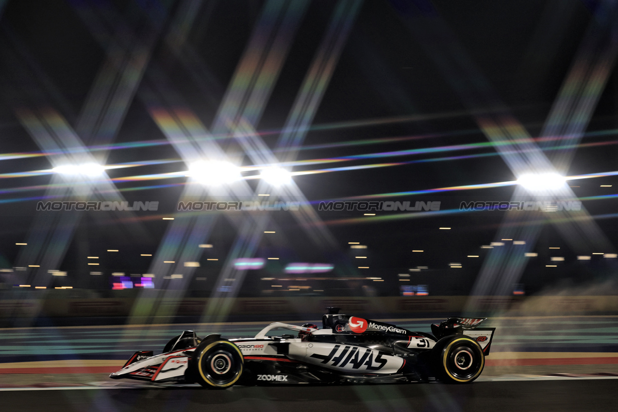 GP QATAR, Esteban Ocon (FRA) Haas VF-25.

28.11.2025 Formula 1 World Championship, Rd 23, Qatar Grand Prix, Doha, Qatar, Sprint Qualifiche Day.

- www.xpbimages.com, EMail: requests@xpbimages.com © Copyright: Moy / XPB Images