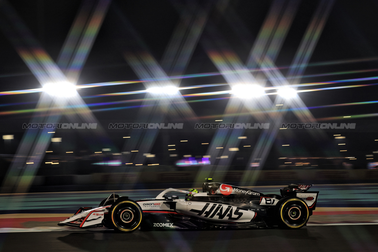 GP QATAR, Oliver Bearman (GBR) Haas VF-25.

28.11.2025 Formula 1 World Championship, Rd 23, Qatar Grand Prix, Doha, Qatar, Sprint Qualifiche Day.

- www.xpbimages.com, EMail: requests@xpbimages.com © Copyright: Moy / XPB Images