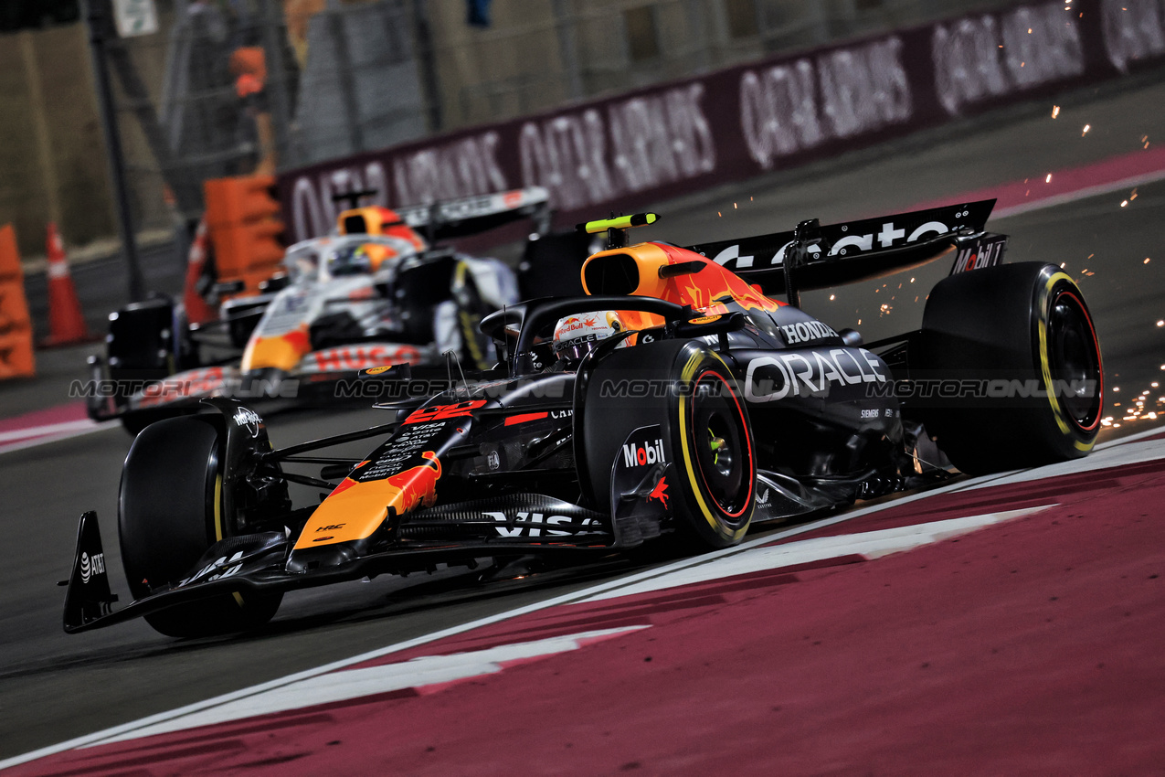 GP QATAR, Yuki Tsunoda (JPN) Red Bull Racing RB21 e Isack Hadjar (FRA) Racing Bulls VCARB 02.

28.11.2025 Formula 1 World Championship, Rd 23, Qatar Grand Prix, Doha, Qatar, Sprint Qualifiche Day.

- www.xpbimages.com, EMail: requests@xpbimages.com © Copyright: Moy / XPB Images