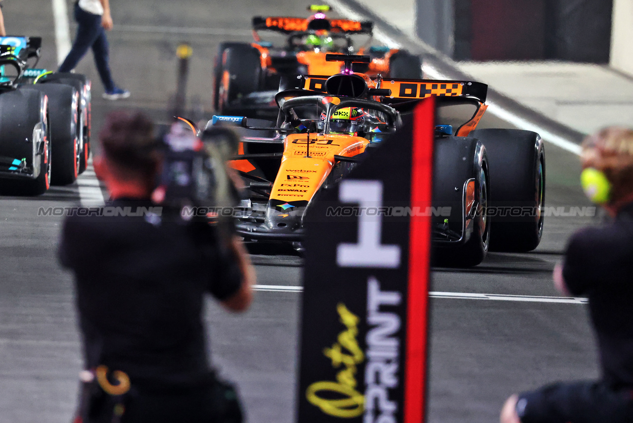 GP QATAR, Oscar Piastri (AUS) McLaren MCL39 e Lando Norris (GBR) McLaren MCL39 in Sprint qualifying parc ferme.

28.11.2025 Formula 1 World Championship, Rd 23, Qatar Grand Prix, Doha, Qatar, Sprint Qualifiche Day.

- www.xpbimages.com, EMail: requests@xpbimages.com © Copyright: Charniaux / XPB Images