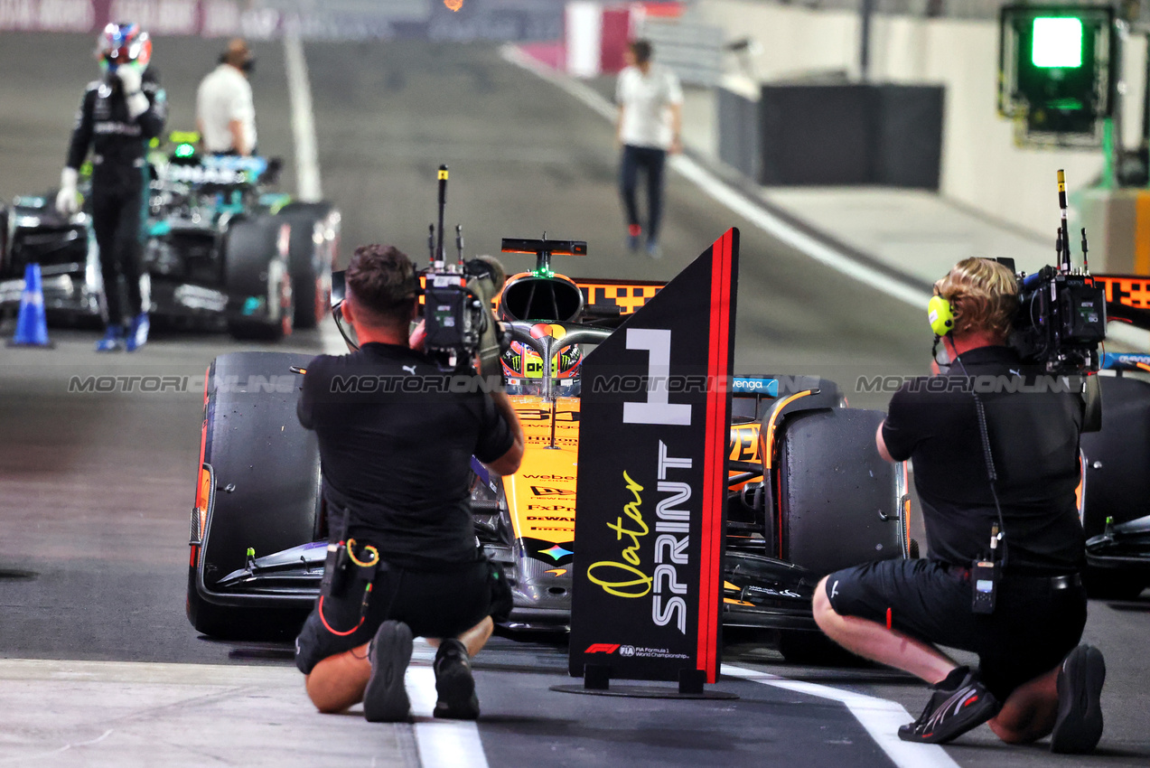 GP QATAR, Pole sitter Oscar Piastri (AUS) McLaren MCL39 in Sprint qualifying parc ferme.

28.11.2025 Formula 1 World Championship, Rd 23, Qatar Grand Prix, Doha, Qatar, Sprint Qualifiche Day.

- www.xpbimages.com, EMail: requests@xpbimages.com © Copyright: Charniaux / XPB Images