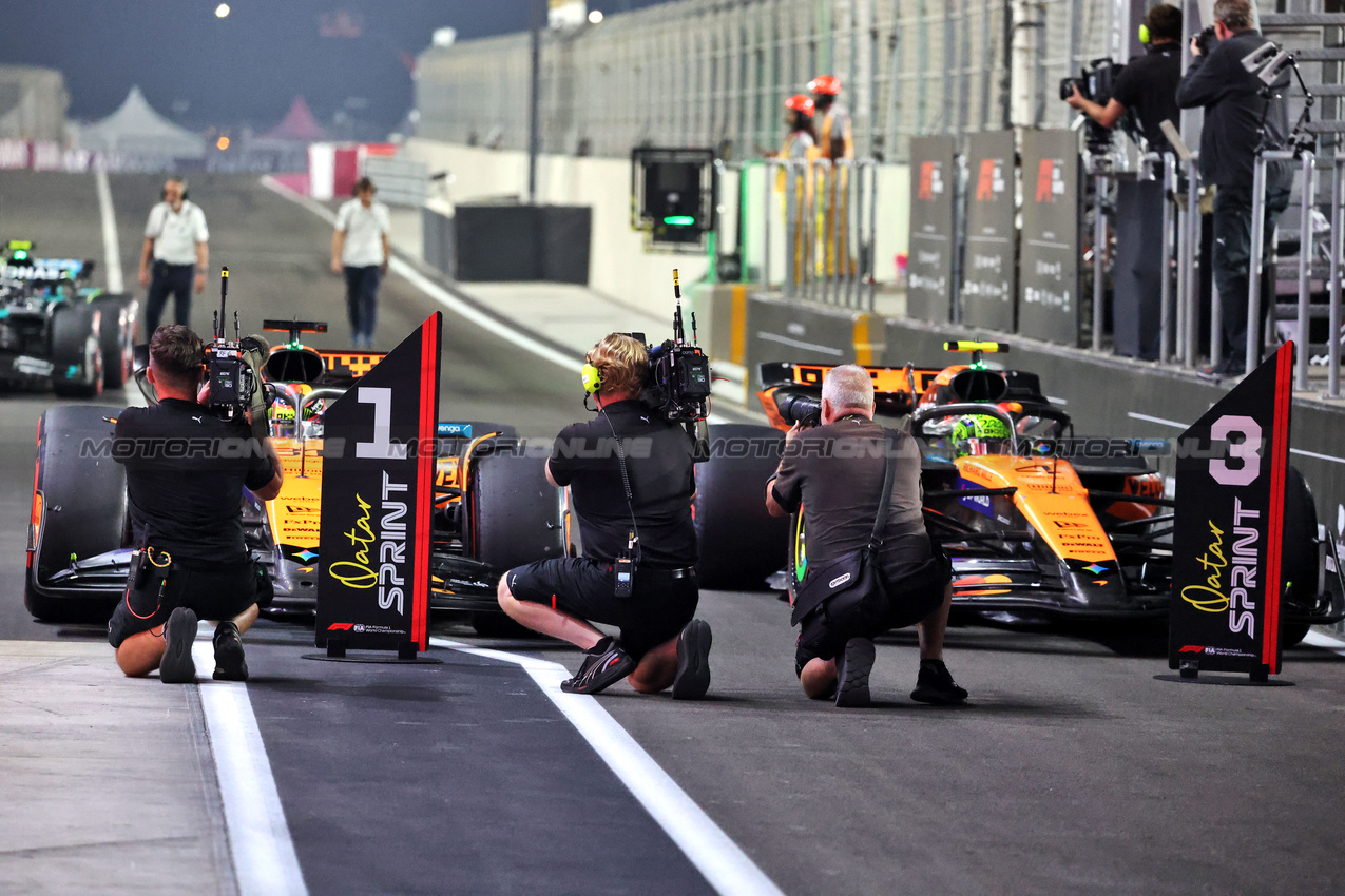 GP QATAR, Pole sitter Oscar Piastri (AUS) McLaren MCL39 e third palced Lando Norris (GBR) McLaren MCL39 in Sprint qualifying parc ferme.

28.11.2025 Formula 1 World Championship, Rd 23, Qatar Grand Prix, Doha, Qatar, Sprint Qualifiche Day.

- www.xpbimages.com, EMail: requests@xpbimages.com © Copyright: Charniaux / XPB Images