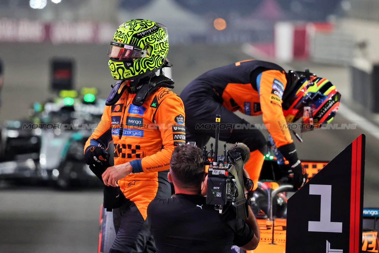 GP QATAR, Lando Norris (GBR) McLaren e Oscar Piastri (AUS) McLaren MCL39 in Sprint qualifying parc ferme.

28.11.2025 Formula 1 World Championship, Rd 23, Qatar Grand Prix, Doha, Qatar, Sprint Qualifiche Day.

- www.xpbimages.com, EMail: requests@xpbimages.com © Copyright: Charniaux / XPB Images