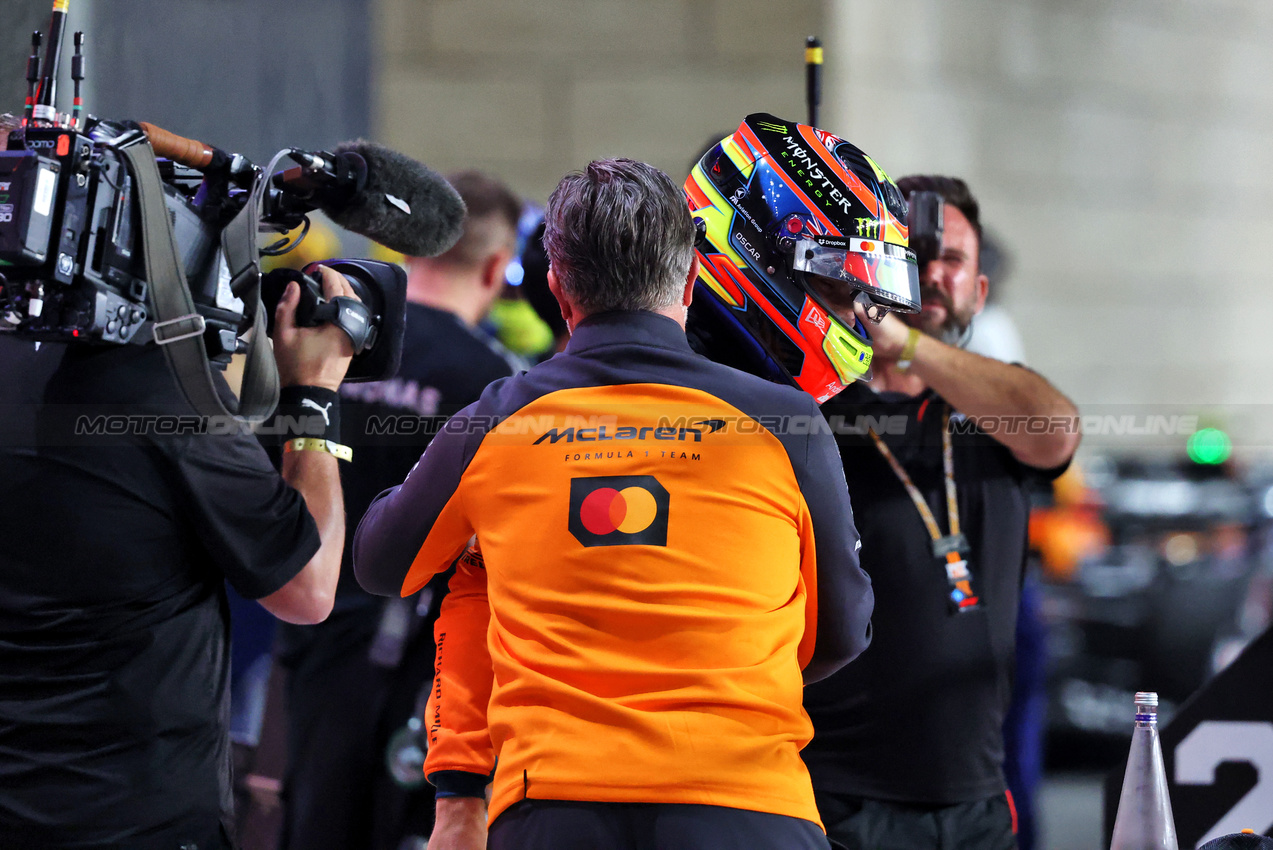 GP QATAR, Pole sitter Oscar Piastri (AUS) McLaren in Sprint qualifying parc ferme with Zak Brown (USA) McLaren Executive Director.

28.11.2025 Formula 1 World Championship, Rd 23, Qatar Grand Prix, Doha, Qatar, Sprint Qualifiche Day.

- www.xpbimages.com, EMail: requests@xpbimages.com © Copyright: Charniaux / XPB Images
