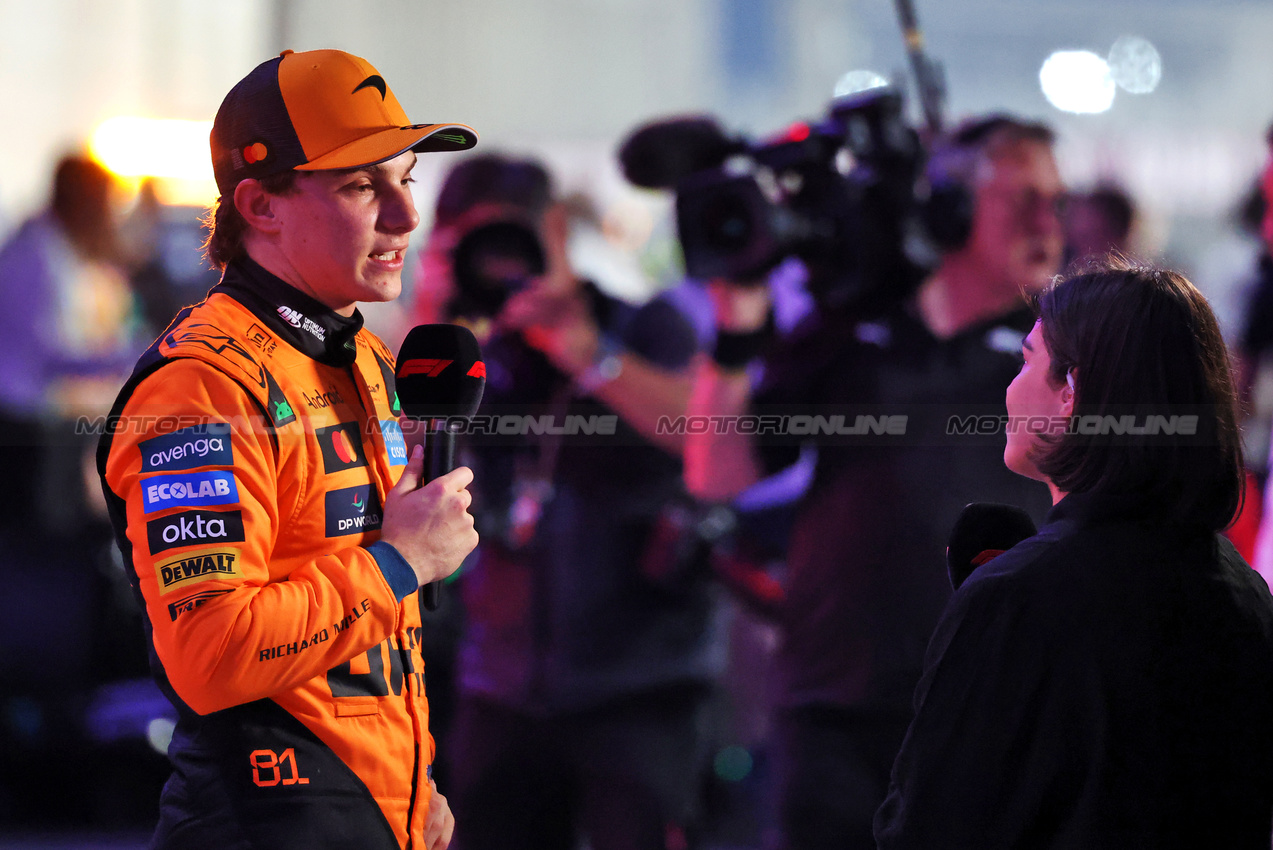 GP QATAR, (L to R): Pole sitter Oscar Piastri (AUS) McLaren in Sprint qualifying parc ferme with Jamie Chadwick (GBR) Sky Sports F1 Presenter.

28.11.2025 Formula 1 World Championship, Rd 23, Qatar Grand Prix, Doha, Qatar, Sprint Qualifiche Day.

- www.xpbimages.com, EMail: requests@xpbimages.com © Copyright: Charniaux / XPB Images