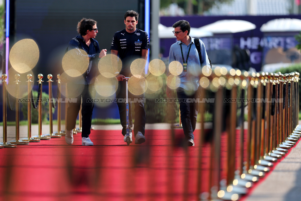GP QATAR, (L to R): Roberto Mehri (ESP) with Carlos Sainz (ESP) Atlassian Williams Racing e Carlos Onoro Sainz (ESP) Driver Manager.

28.11.2025 Formula 1 World Championship, Rd 23, Qatar Grand Prix, Doha, Qatar, Sprint Qualifiche Day.

- www.xpbimages.com, EMail: requests@xpbimages.com © Copyright: Charniaux / XPB Images