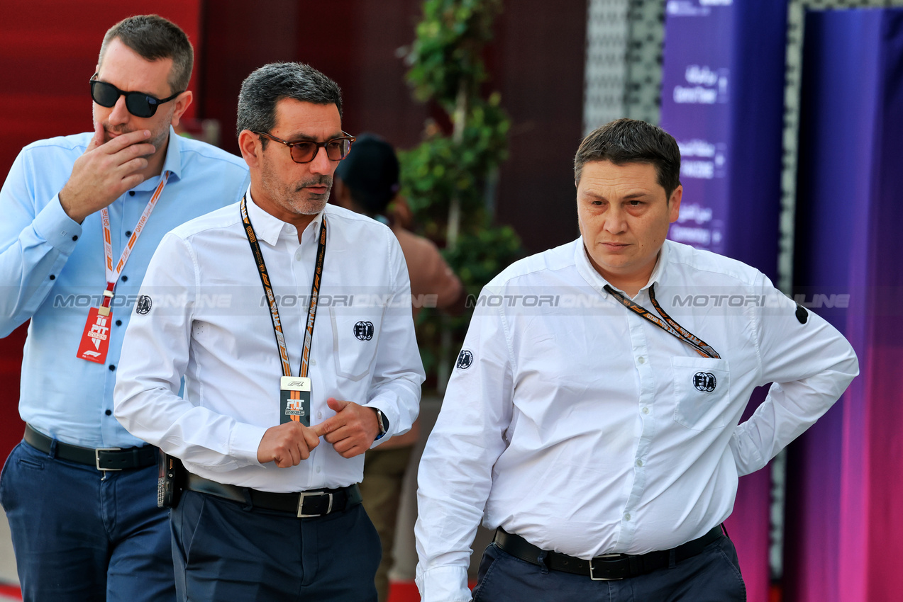 GP QATAR, (L to R): Rui Marques (POR) FIA Gara Director with Tim Malyon (GBR) FIA Single-Seater Department Sporting Director.

28.11.2025 Formula 1 World Championship, Rd 23, Qatar Grand Prix, Doha, Qatar, Sprint Qualifiche Day.

- www.xpbimages.com, EMail: requests@xpbimages.com © Copyright: Moy / XPB Images