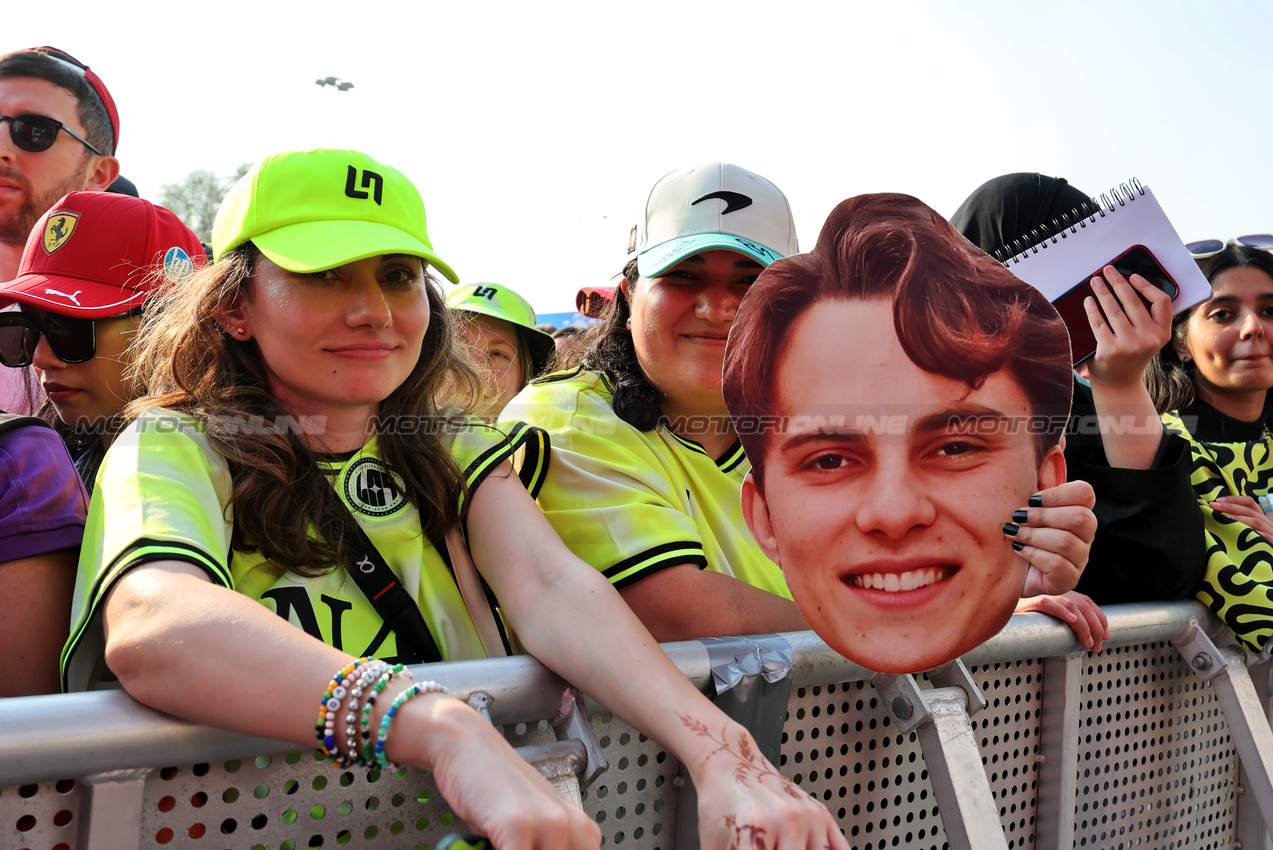 GP QATAR, Circuit Atmosfera - fans.

28.11.2025 Formula 1 World Championship, Rd 23, Qatar Grand Prix, Doha, Qatar, Sprint Qualifiche Day.

- www.xpbimages.com, EMail: requests@xpbimages.com © Copyright: Moy / XPB Images