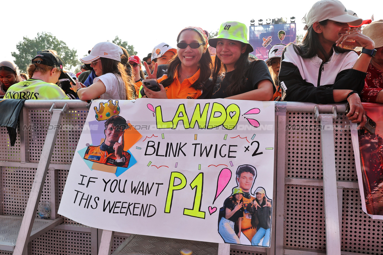 GP QATAR, Circuit Atmosfera - fans.
28.11.2025 Formula 1 World Championship, Rd 23, Qatar Grand Prix, Doha, Qatar, Sprint Qualifiche Day.
- www.xpbimages.com, EMail: requests@xpbimages.com © Copyright: Moy / XPB Images