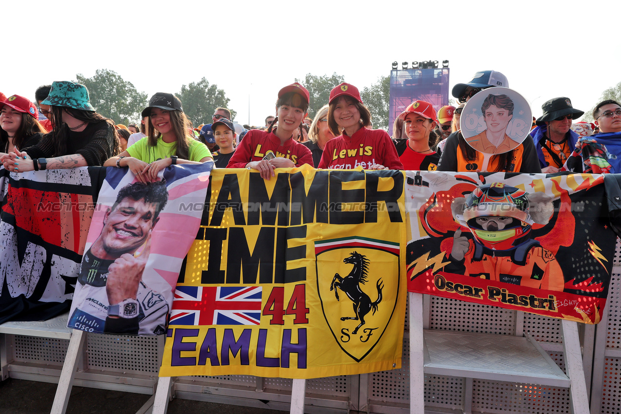 GP QATAR, Circuit Atmosfera - fans.
28.11.2025 Formula 1 World Championship, Rd 23, Qatar Grand Prix, Doha, Qatar, Sprint Qualifiche Day.
- www.xpbimages.com, EMail: requests@xpbimages.com © Copyright: Moy / XPB Images