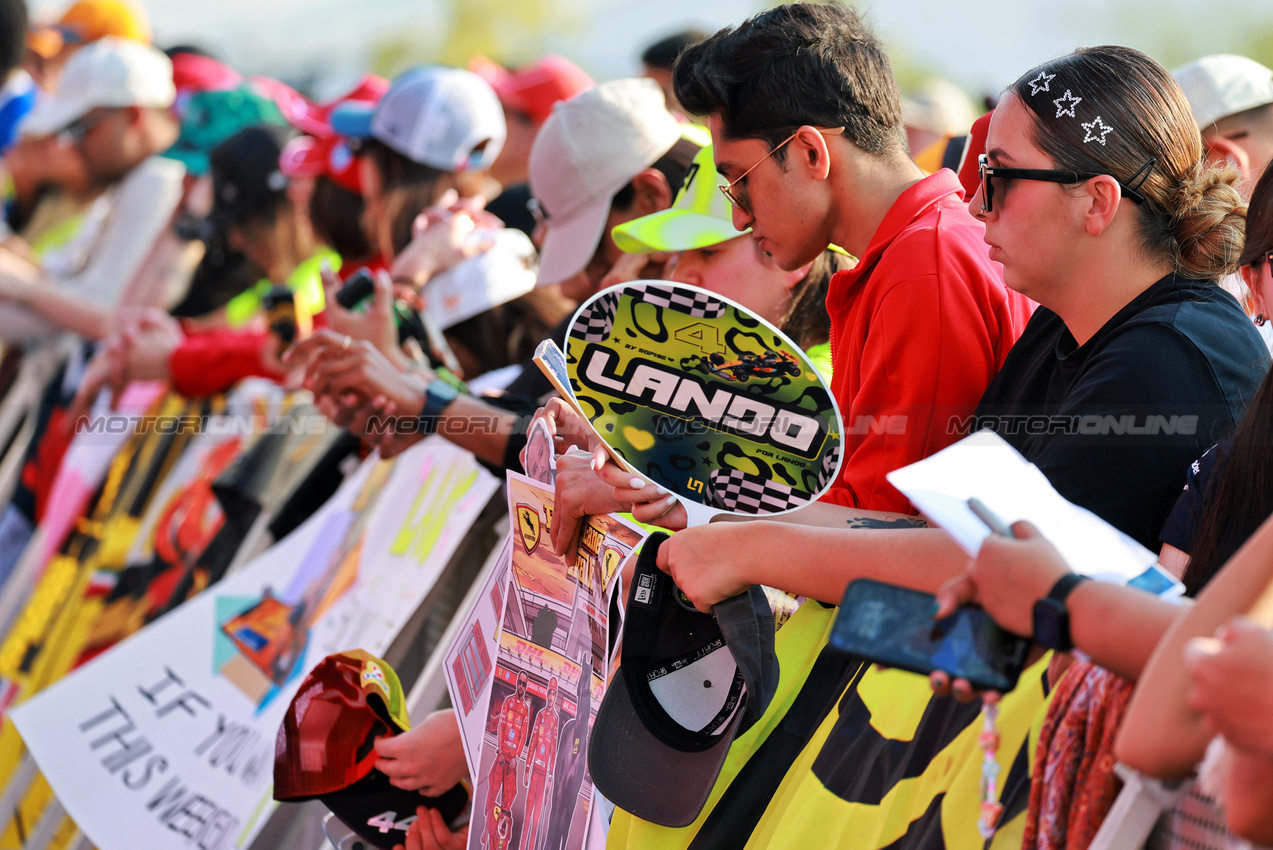 GP QATAR, Circuit Atmosfera - fans.

28.11.2025 Formula 1 World Championship, Rd 23, Qatar Grand Prix, Doha, Qatar, Sprint Qualifiche Day.

- www.xpbimages.com, EMail: requests@xpbimages.com © Copyright: Moy / XPB Images