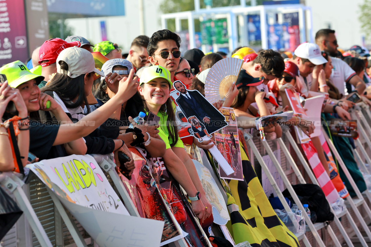 GP QATAR, Circuit Atmosfera - fans.

28.11.2025 Formula 1 World Championship, Rd 23, Qatar Grand Prix, Doha, Qatar, Sprint Qualifiche Day.

- www.xpbimages.com, EMail: requests@xpbimages.com © Copyright: Moy / XPB Images