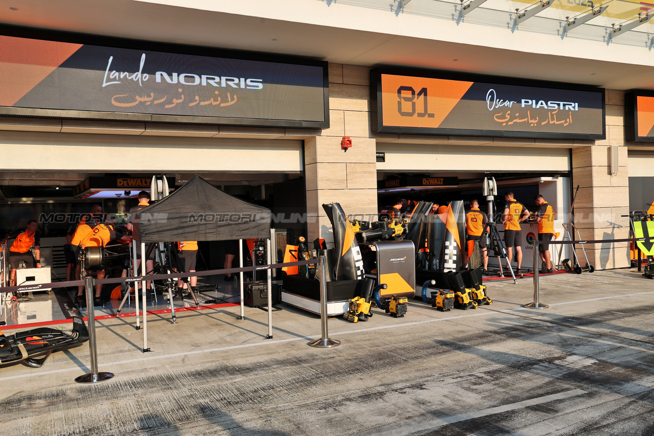 GP QATAR, McLaren pit garages.

28.11.2025 Formula 1 World Championship, Rd 23, Qatar Grand Prix, Doha, Qatar, Sprint Qualifiche Day.

- www.xpbimages.com, EMail: requests@xpbimages.com © Copyright: Batchelor / XPB Images