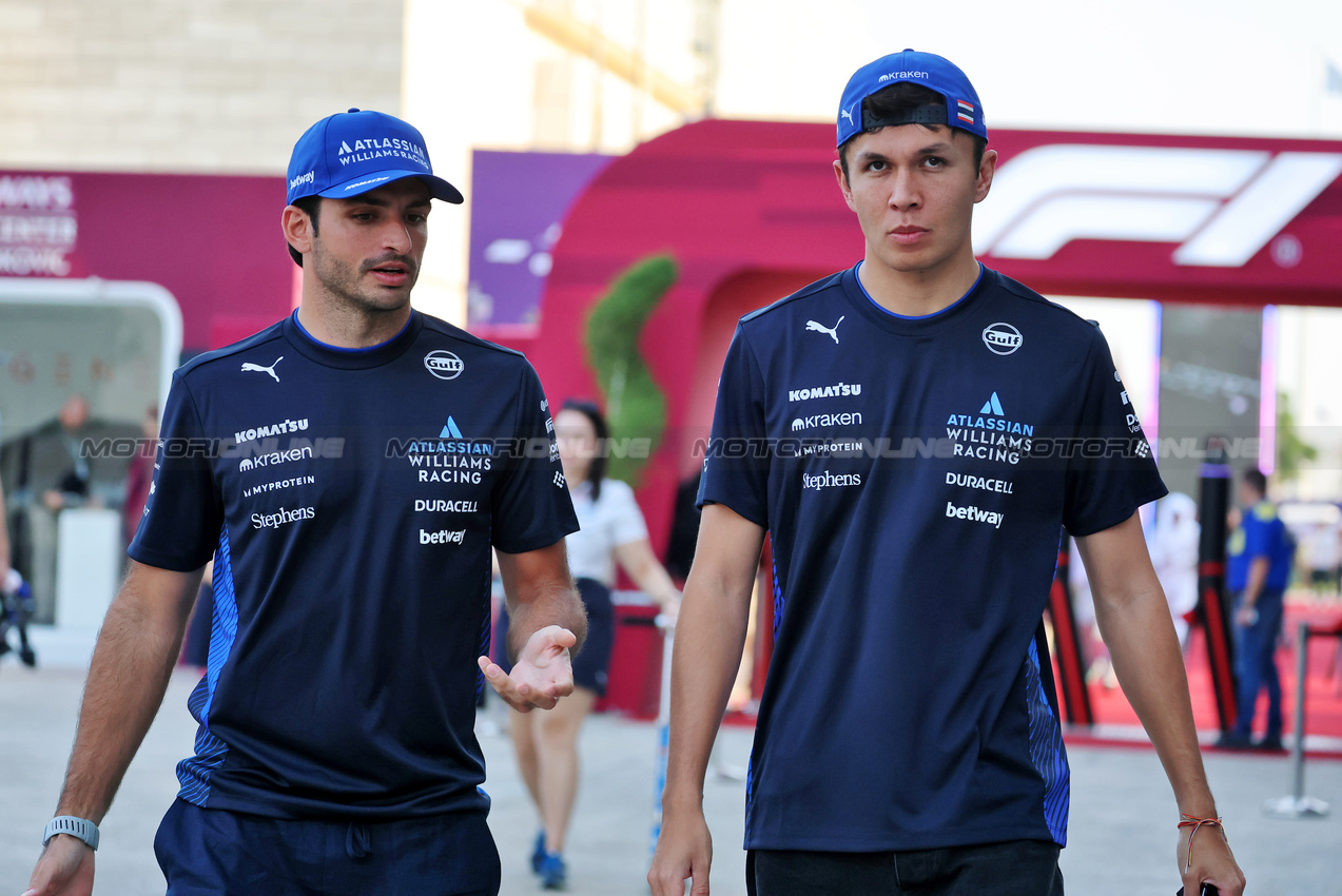 GP QATAR, (L to R): Carlos Sainz (ESP) Atlassian Williams Racing with team mate Alexander Albon (THA) Atlassian Williams Racing.

28.11.2025 Formula 1 World Championship, Rd 23, Qatar Grand Prix, Doha, Qatar, Sprint Qualifiche Day.

- www.xpbimages.com, EMail: requests@xpbimages.com © Copyright: Batchelor / XPB Images