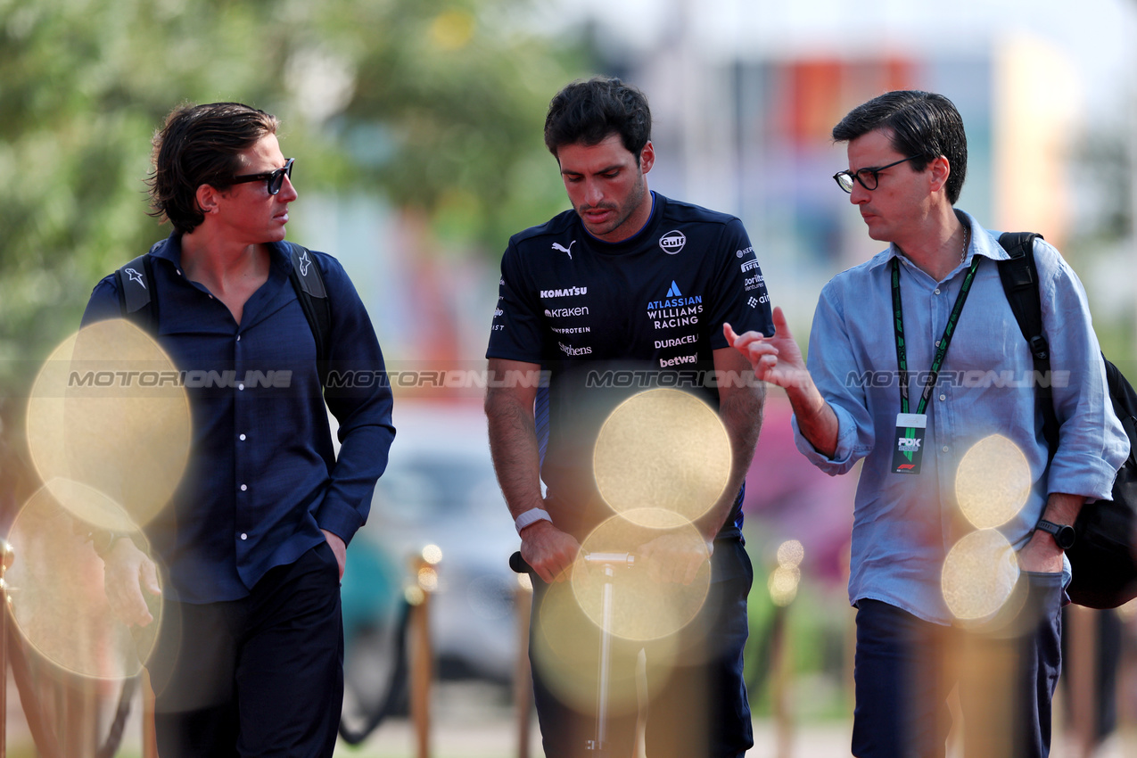 GP QATAR, (L to R): Roberto Mehri (ESP) with Carlos Sainz (ESP) Atlassian Williams Racing e Carlos Onoro Sainz (ESP) Driver Manager.

28.11.2025 Formula 1 World Championship, Rd 23, Qatar Grand Prix, Doha, Qatar, Sprint Qualifiche Day.

- www.xpbimages.com, EMail: requests@xpbimages.com © Copyright: Charniaux / XPB Images
