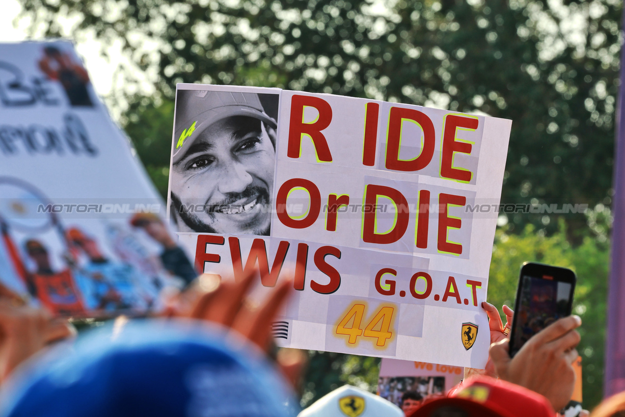 GP QATAR, Circuit Atmosfera - fans.

28.11.2025 Formula 1 World Championship, Rd 23, Qatar Grand Prix, Doha, Qatar, Sprint Qualifiche Day.

- www.xpbimages.com, EMail: requests@xpbimages.com © Copyright: Moy / XPB Images