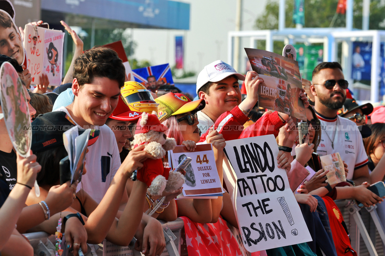 GP QATAR, Circuit Atmosfera - fans.
28.11.2025 Formula 1 World Championship, Rd 23, Qatar Grand Prix, Doha, Qatar, Sprint Qualifiche Day.
- www.xpbimages.com, EMail: requests@xpbimages.com © Copyright: Moy / XPB Images