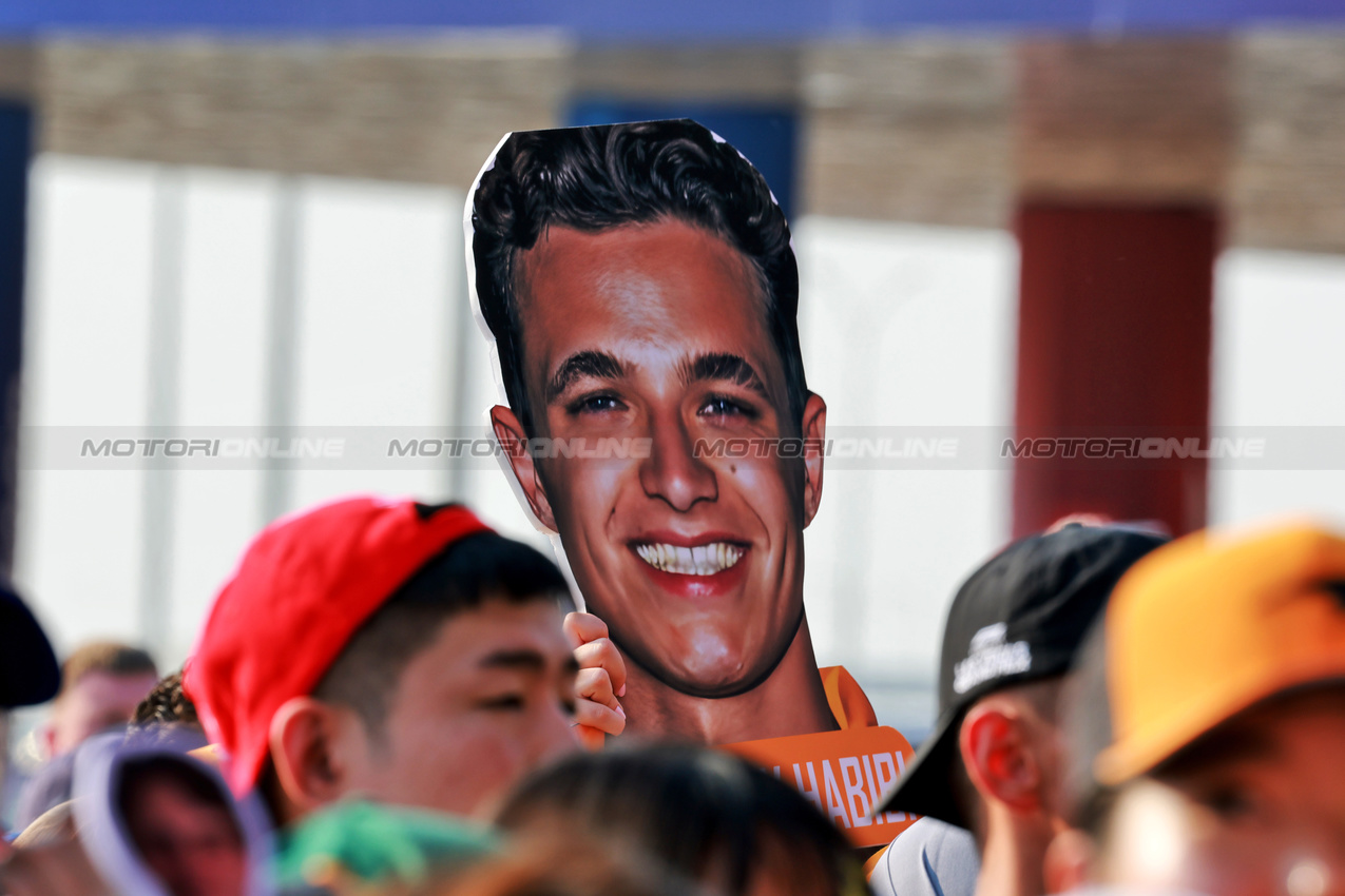 GP QATAR, Circuit Atmosfera - fans.
28.11.2025 Formula 1 World Championship, Rd 23, Qatar Grand Prix, Doha, Qatar, Sprint Qualifiche Day.
- www.xpbimages.com, EMail: requests@xpbimages.com © Copyright: Moy / XPB Images