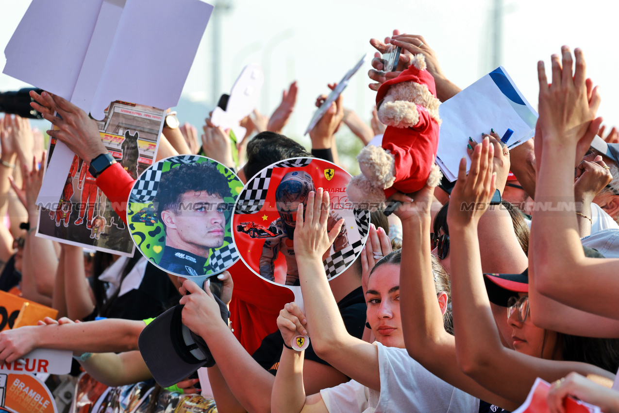 GP QATAR, Circuit Atmosfera - fans.

28.11.2025 Formula 1 World Championship, Rd 23, Qatar Grand Prix, Doha, Qatar, Sprint Qualifiche Day.

- www.xpbimages.com, EMail: requests@xpbimages.com © Copyright: Moy / XPB Images