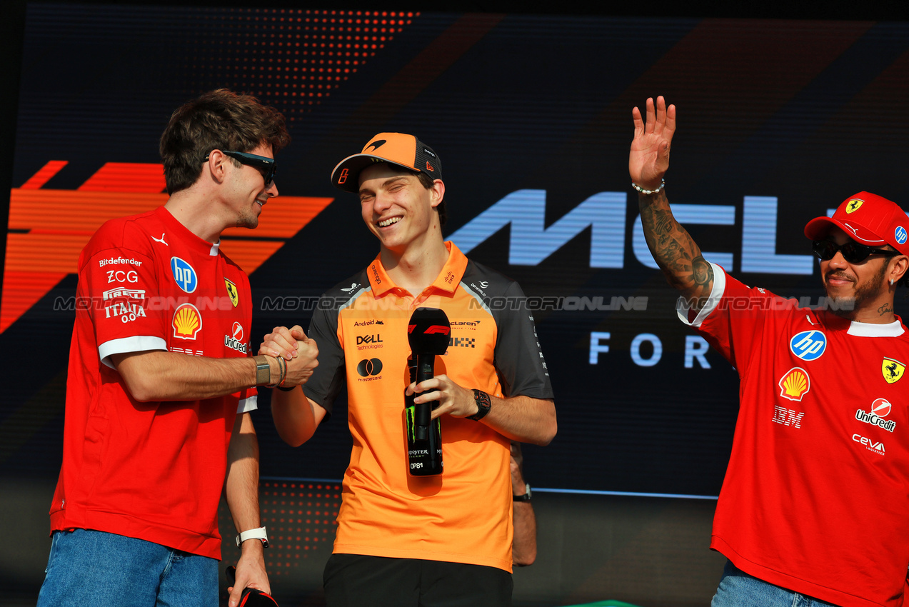 GP QATAR, (L to R): Charles Leclerc (MON) Ferrari; Oscar Piastri (AUS) McLaren; e Lewis Hamilton (GBR) Ferrari, on the FanZone Stage.

28.11.2025 Formula 1 World Championship, Rd 23, Qatar Grand Prix, Doha, Qatar, Sprint Qualifiche Day.

- www.xpbimages.com, EMail: requests@xpbimages.com © Copyright: Moy / XPB Images