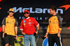 GP QATAR, (L to R): Oscar Piastri (AUS) McLaren; Lewis Hamilton (GBR) Ferrari; e Lando Norris (GBR) McLaren, on the FanZone Stage.
28.11.2025 Formula 1 World Championship, Rd 23, Qatar Grand Prix, Doha, Qatar, Sprint Qualifiche Day.
- www.xpbimages.com, EMail: requests@xpbimages.com © Copyright: Moy / XPB Images