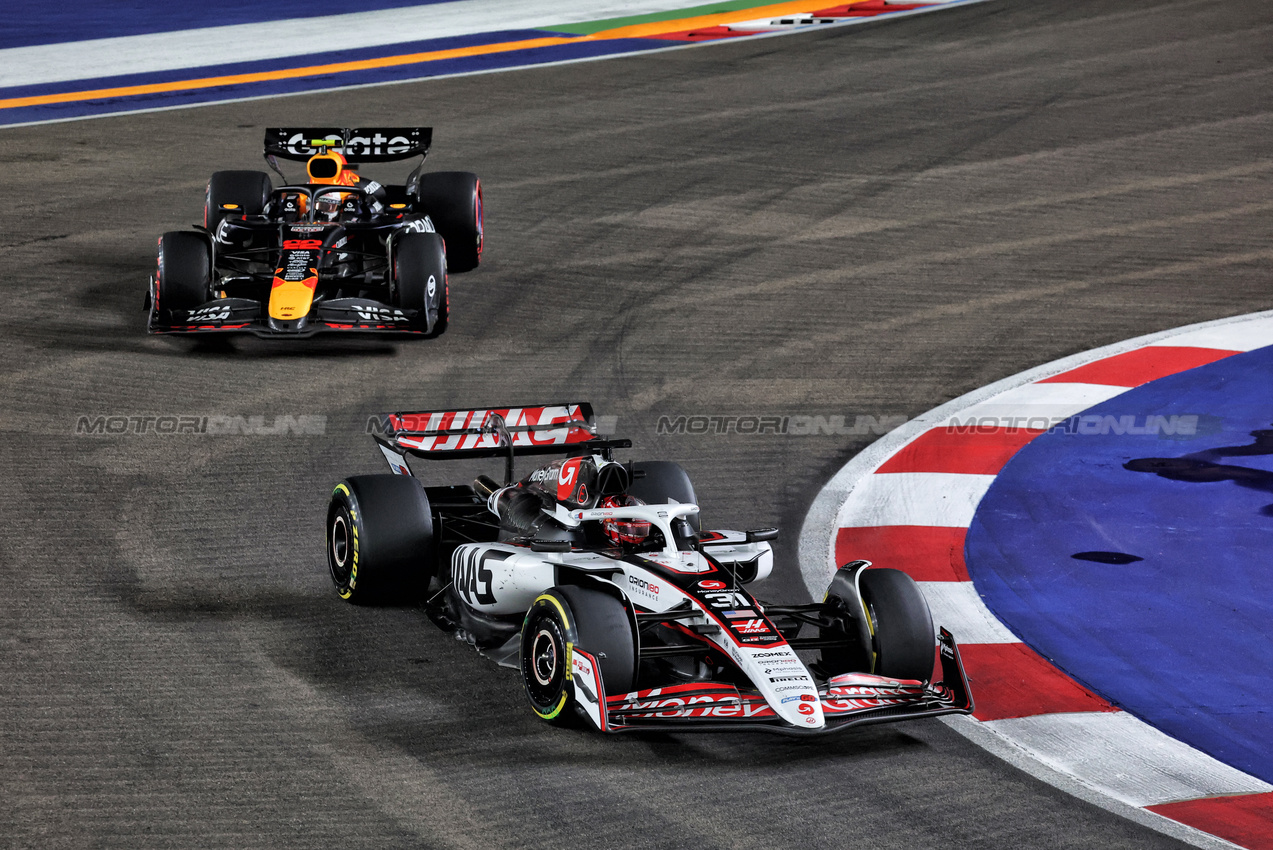 GP SINGAPORE, Esteban Ocon (FRA) Haas VF-25.

05.10.2025. Formula 1 World Championship, Rd 18, Singapore Grand Prix, Marina Bay Street Circuit, Singapore, Gara Day.

- www.xpbimages.com, EMail: requests@xpbimages.com © Copyright: Moy / XPB Images