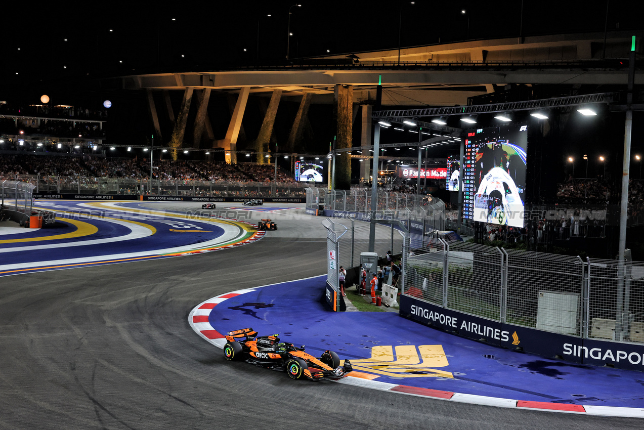 GP SINGAPORE, Lando Norris (GBR) McLaren MCL39.

05.10.2025. Formula 1 World Championship, Rd 18, Singapore Grand Prix, Marina Bay Street Circuit, Singapore, Gara Day.

- www.xpbimages.com, EMail: requests@xpbimages.com © Copyright: Moy / XPB Images