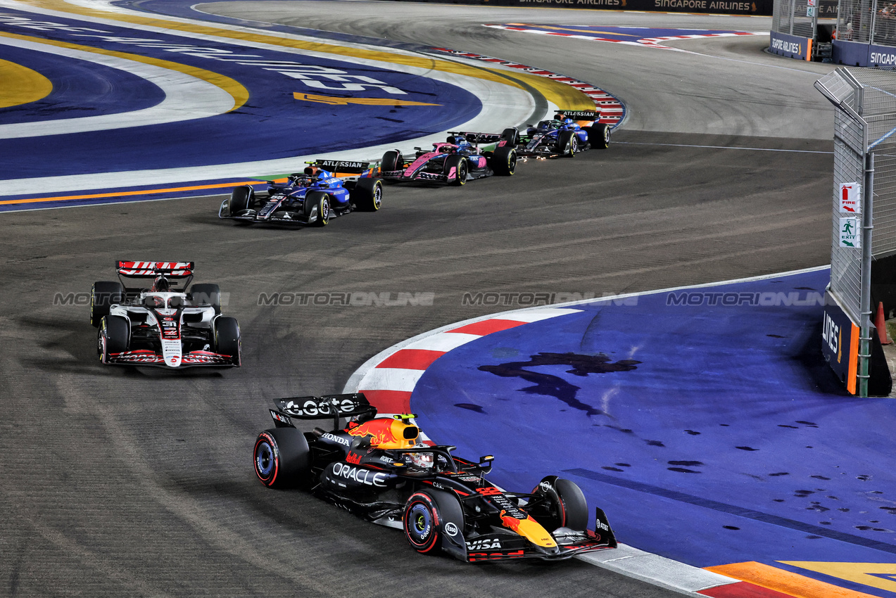 GP SINGAPORE, Yuki Tsunoda (JPN) Red Bull Racing RB21.

05.10.2025. Formula 1 World Championship, Rd 18, Singapore Grand Prix, Marina Bay Street Circuit, Singapore, Gara Day.

- www.xpbimages.com, EMail: requests@xpbimages.com © Copyright: Moy / XPB Images