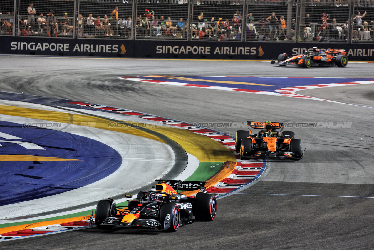 GP SINGAPORE, Max Verstappen (NLD) Red Bull Racing RB21.

05.10.2025. Formula 1 World Championship, Rd 18, Singapore Grand Prix, Marina Bay Street Circuit, Singapore, Gara Day.

- www.xpbimages.com, EMail: requests@xpbimages.com © Copyright: Moy / XPB Images