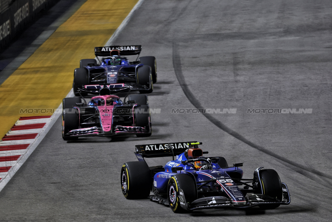 GP SINGAPORE, Carlos Sainz (ESP) Atlassian Williams Racing FW47.

05.10.2025. Formula 1 World Championship, Rd 18, Singapore Grand Prix, Marina Bay Street Circuit, Singapore, Gara Day.

- www.xpbimages.com, EMail: requests@xpbimages.com © Copyright: Batchelor / XPB Images