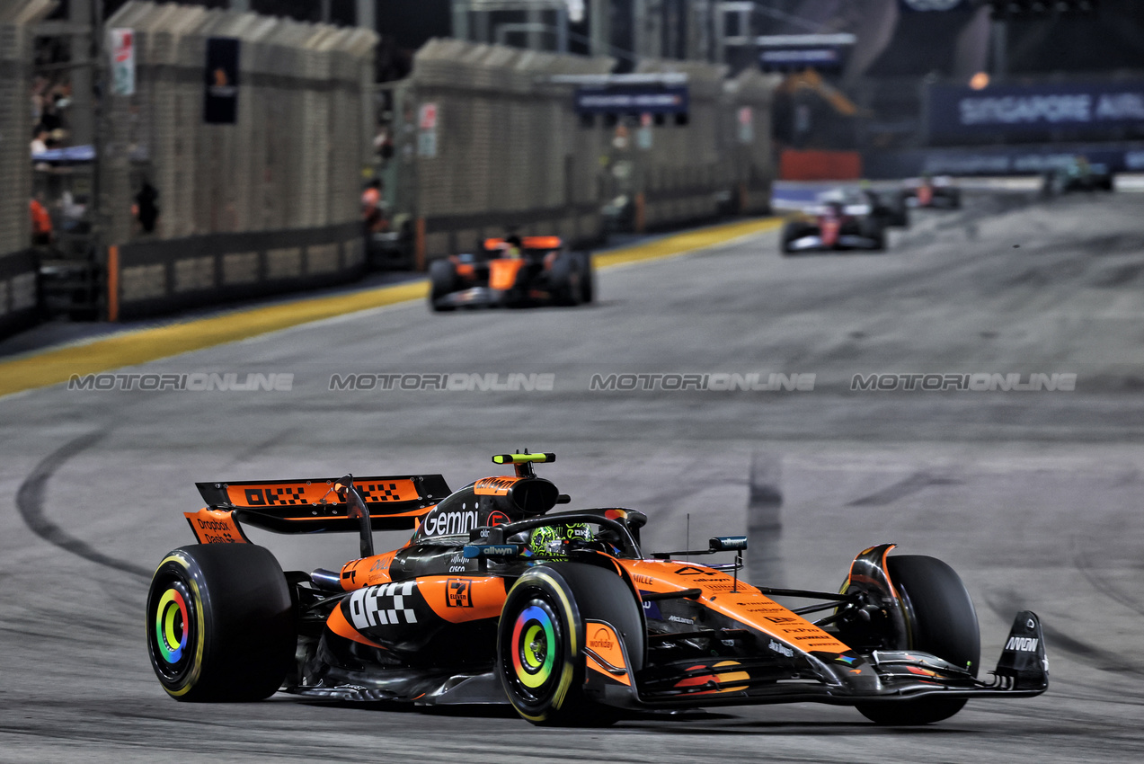 GP SINGAPORE, Lando Norris (GBR) McLaren MCL39.

05.10.2025. Formula 1 World Championship, Rd 18, Singapore Grand Prix, Marina Bay Street Circuit, Singapore, Gara Day.

- www.xpbimages.com, EMail: requests@xpbimages.com © Copyright: Batchelor / XPB Images