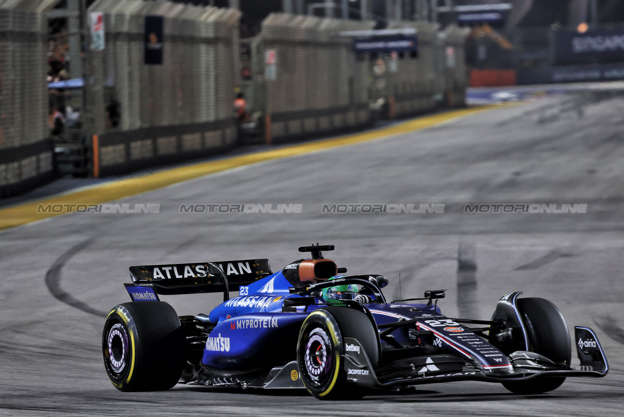 GP SINGAPORE, Alexander Albon (THA) Atlassian Williams Racing FW47.

05.10.2025. Formula 1 World Championship, Rd 18, Singapore Grand Prix, Marina Bay Street Circuit, Singapore, Gara Day.

- www.xpbimages.com, EMail: requests@xpbimages.com © Copyright: Batchelor / XPB Images