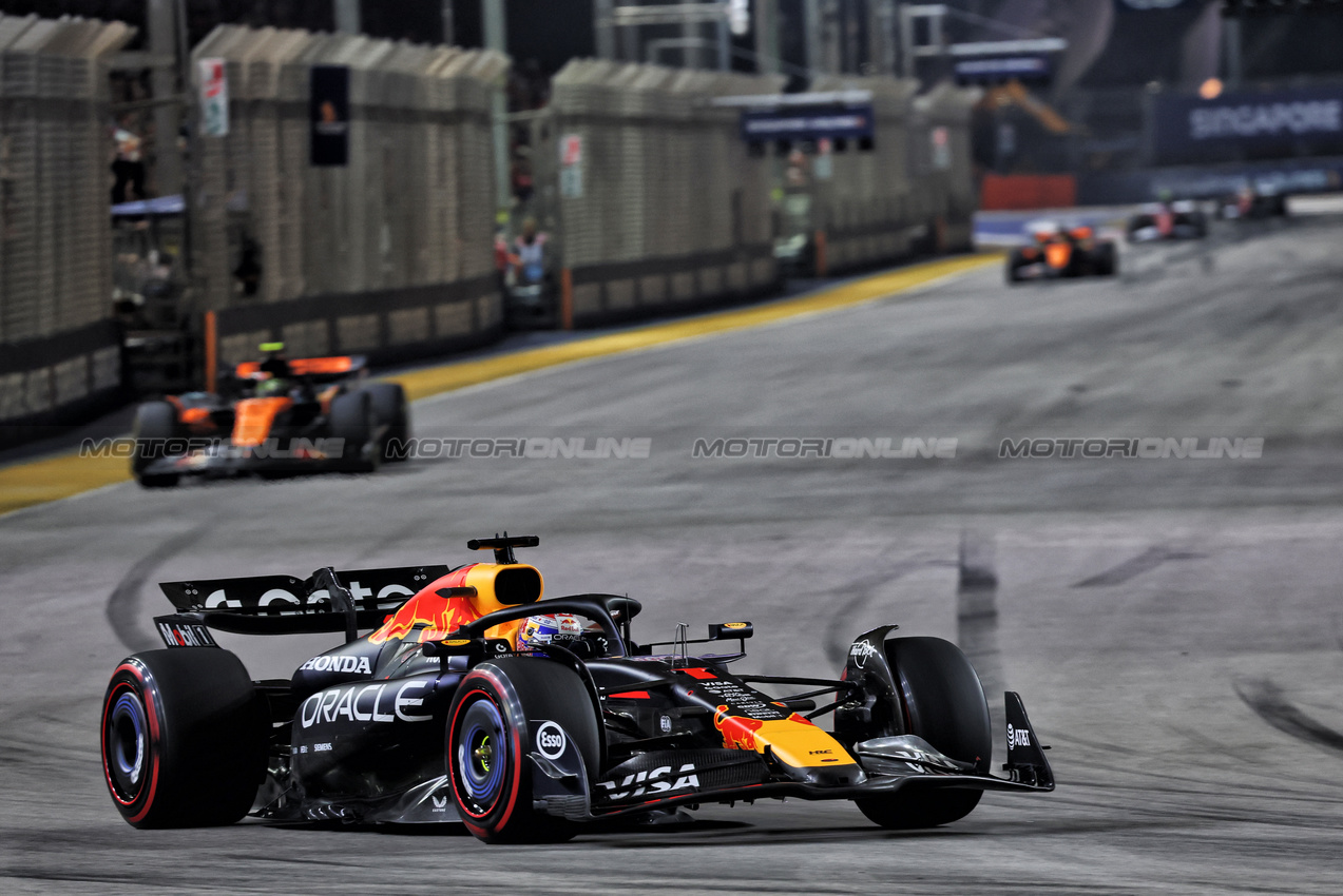 GP SINGAPORE, Max Verstappen (NLD) Red Bull Racing RB21.

05.10.2025. Formula 1 World Championship, Rd 18, Singapore Grand Prix, Marina Bay Street Circuit, Singapore, Gara Day.

- www.xpbimages.com, EMail: requests@xpbimages.com © Copyright: Batchelor / XPB Images