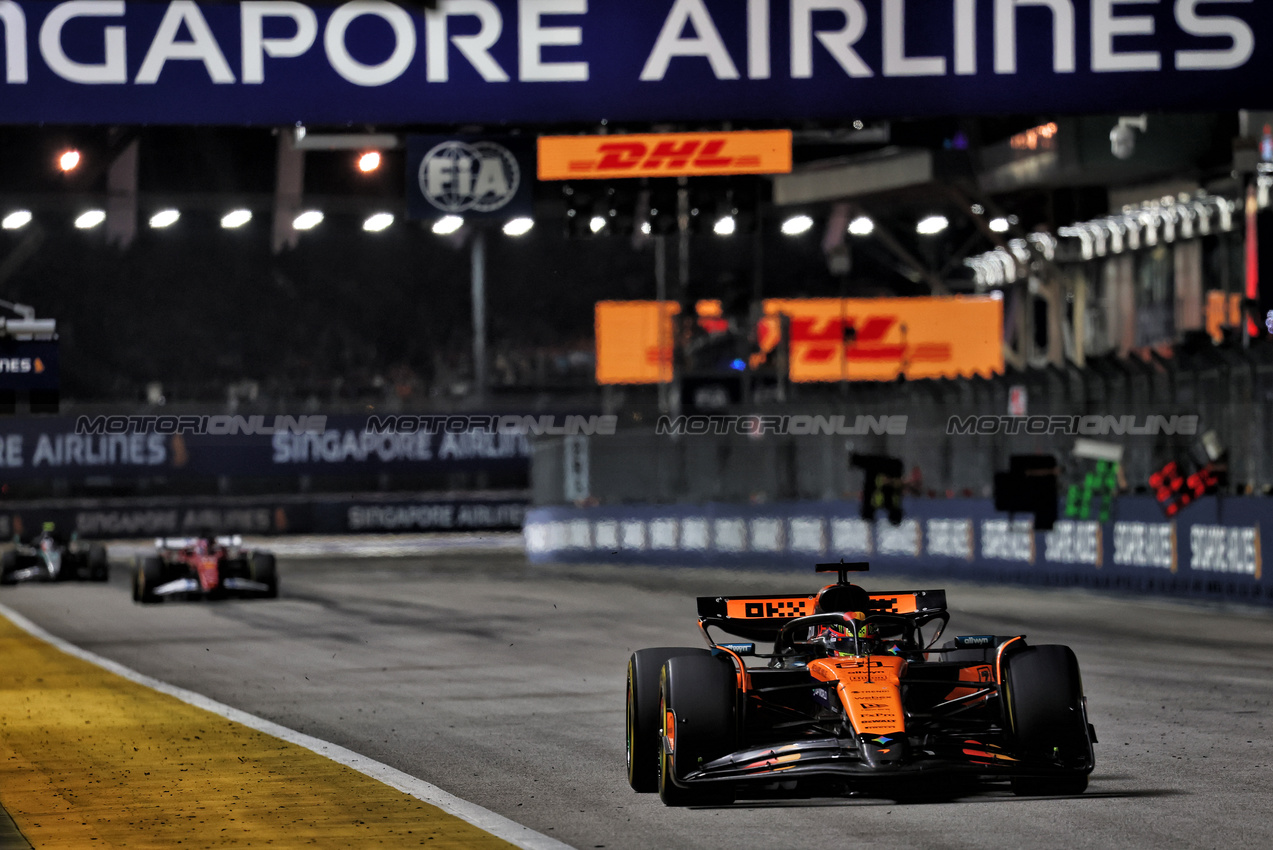 GP SINGAPORE, Oscar Piastri (AUS) McLaren MCL39.

05.10.2025. Formula 1 World Championship, Rd 18, Singapore Grand Prix, Marina Bay Street Circuit, Singapore, Gara Day.

- www.xpbimages.com, EMail: requests@xpbimages.com © Copyright: Batchelor / XPB Images