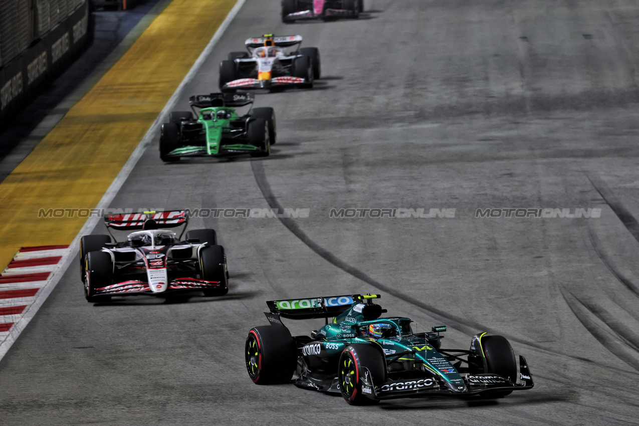 GP SINGAPORE, Fernando Alonso (ESP) Aston Martin F1 Team AMR25.

05.10.2025. Formula 1 World Championship, Rd 18, Singapore Grand Prix, Marina Bay Street Circuit, Singapore, Gara Day.

- www.xpbimages.com, EMail: requests@xpbimages.com © Copyright: Batchelor / XPB Images