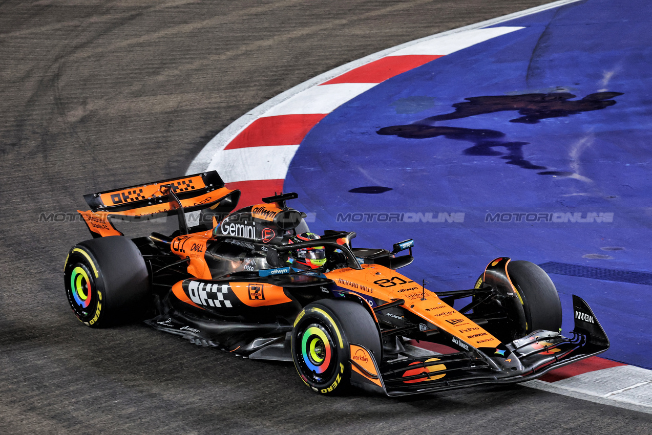 GP SINGAPORE, Oscar Piastri (AUS) McLaren MCL39.

05.10.2025. Formula 1 World Championship, Rd 18, Singapore Grand Prix, Marina Bay Street Circuit, Singapore, Gara Day.

- www.xpbimages.com, EMail: requests@xpbimages.com © Copyright: Moy / XPB Images