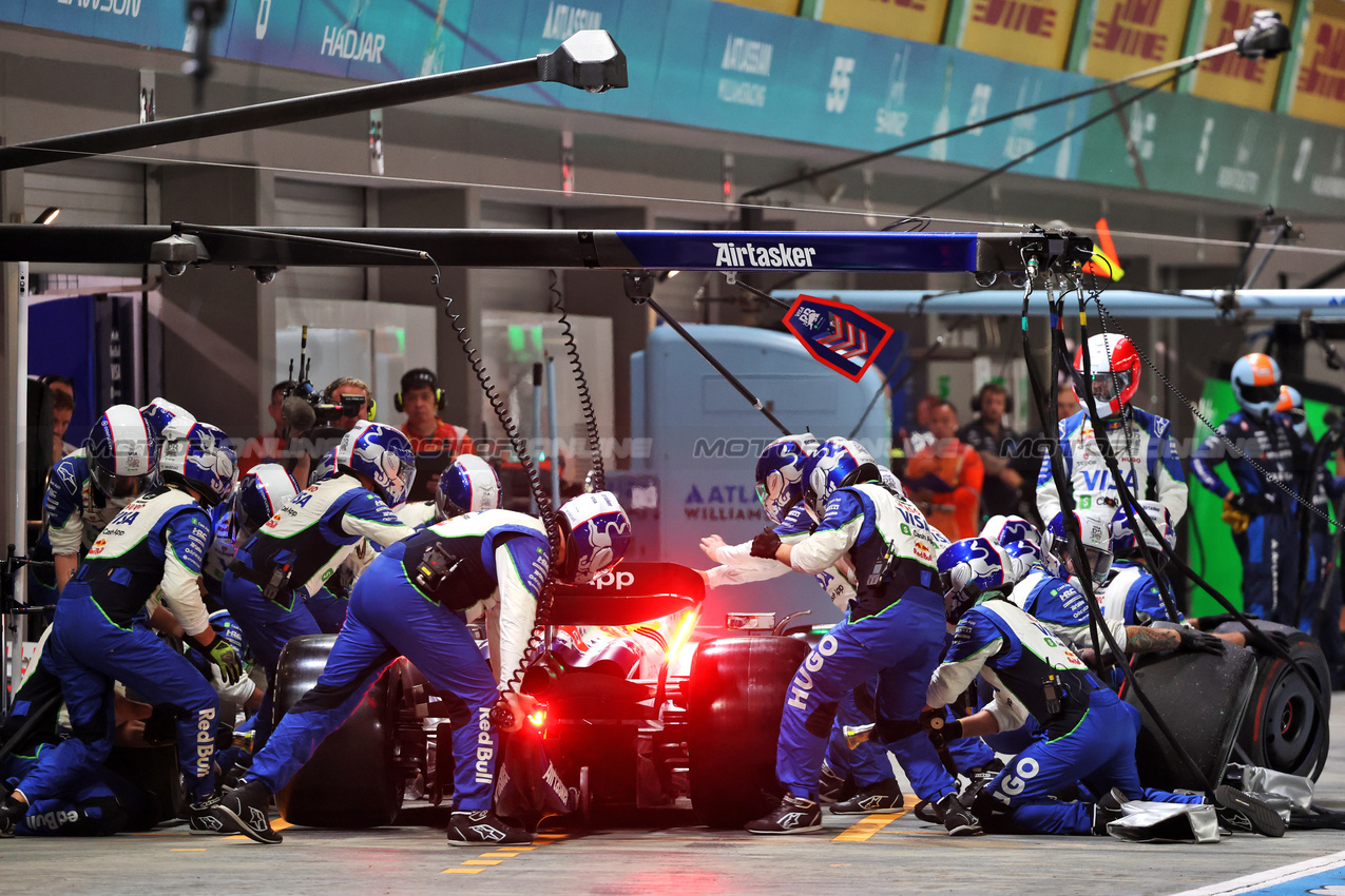 GP SINGAPORE, Isack Hadjar (FRA) Racing Bulls VCARB 02 makes a pit stop.

05.10.2025. Formula 1 World Championship, Rd 18, Singapore Grand Prix, Marina Bay Street Circuit, Singapore, Gara Day.

- www.xpbimages.com, EMail: requests@xpbimages.com © Copyright: Batchelor / XPB Images